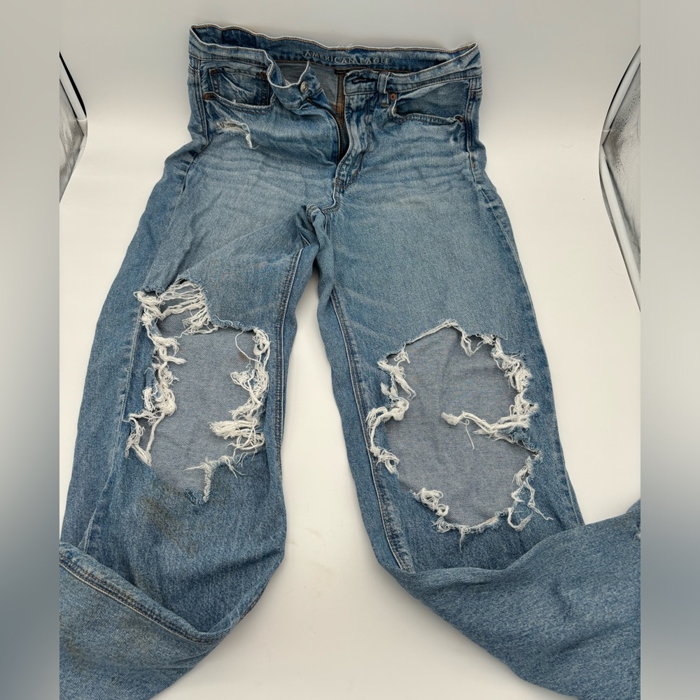American eagle women’s distressed jeans‎ sz 8 with lots of holes
